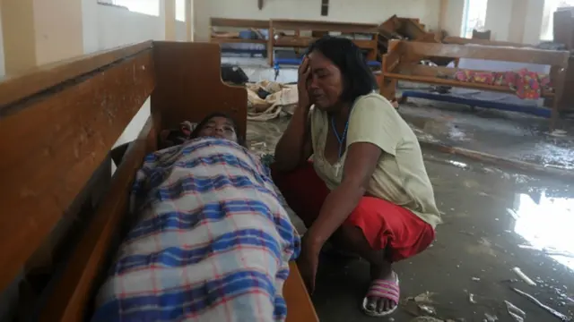 ٹیکلوبان میں ہلاک شدگان کی لاشوں کو گرجا گھروں اور دیگر پکی عمارتوں میں رکھا گیا ہے۔