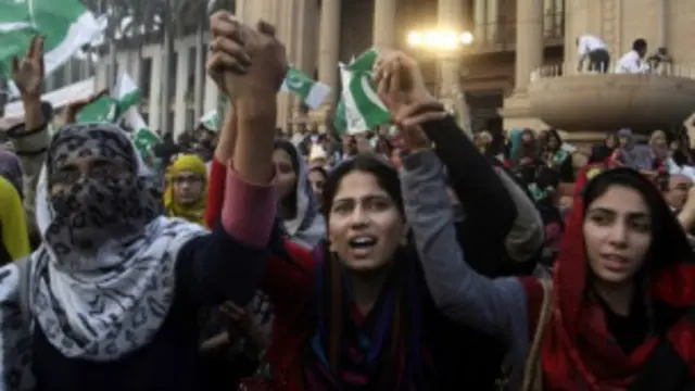 پاکستان میں جمہوری نظام کو مستحکم کرنے کی مانگ شروع سے نظر آتی ہے