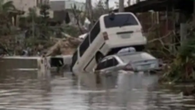 carros empilhados nas Filipinas | BBC 