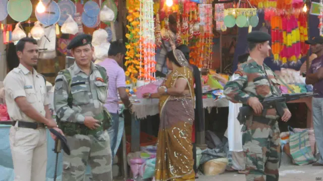 सुरक्षा बल नक्सल प्रभावित इलाक़ों में ख़ासतौर से चौकसी बढ़ाए हुए हैं.