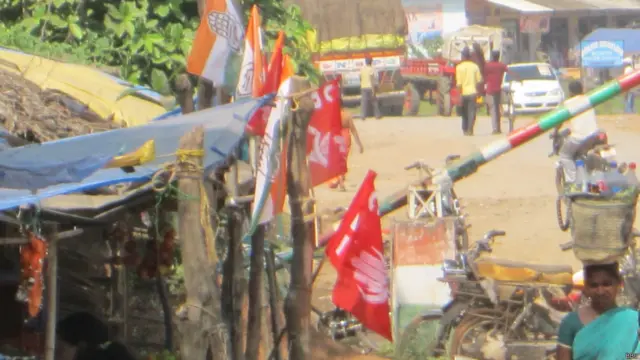 चुनाव प्रचार चरम पर पहुंचने के साथ ही शहर को झंडों से पाट दिया गया था.