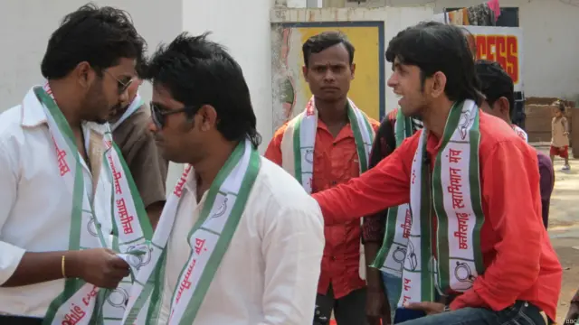 कुछ स्थानीय दल भी मैदान में हैं, हालांकि उनका प्रभाव राष्ट्रीय दलों के मुक़ाबले काफ़ी कम है.