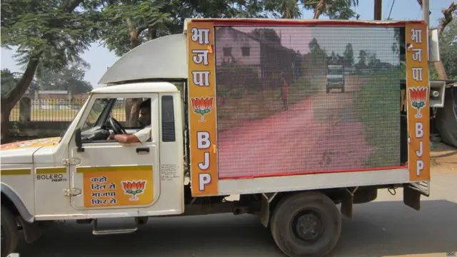 चुनाव प्रचार के दौरान एलईडी स्क्रीन जैसी आधुनिक तकनीक का इस्तेमाल भी किया गया. (सभी फ़ोटो बीबीसी हिंदी के देवाशीष कुमार की)