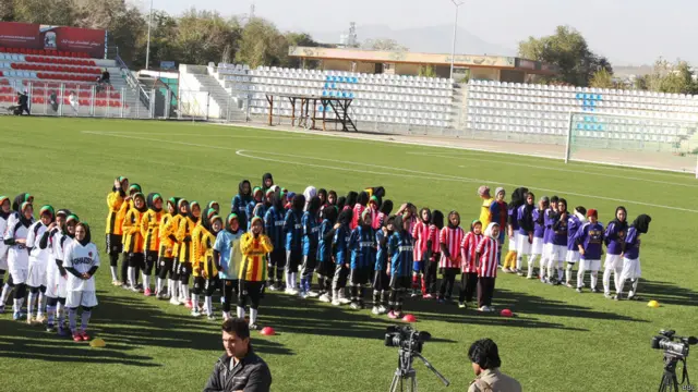 مسابقات فوتبال دختران برای انتخاب تیم‌های که قرار است در لیگ برتر فوتبال دختران شرکت کنند، امروز در کابل رسما آغاز شد. 