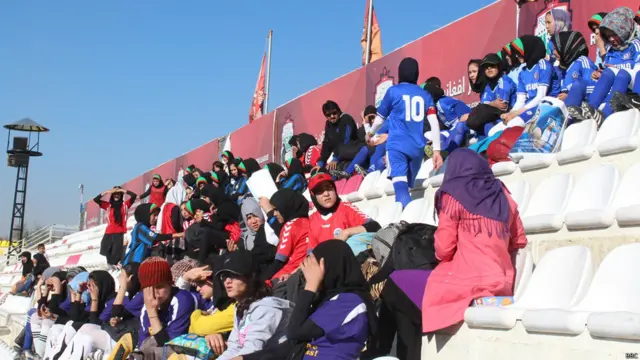 علاقه‌مندی به فوتبال در سال‌های اخیر در افغانستان افزایش یافته است و این روند باعث شده که زنان نیز جزء تماشاچیان فوتبال شوند.