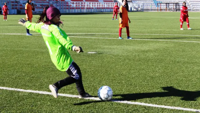 به فوتبال زنان فقط در کابل توجه شده ولی در ولایت‌ها هنوز کمیته فوتبال دختران ایجاد نشده است.