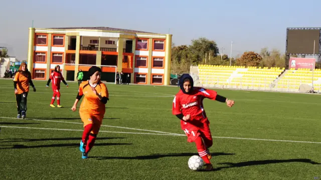 مسئولان فدراسیون فوتبال افغانستان می گویند که به دلیل سنتی بودن جامعه هنوز تصمیم به برگزاری این مسابقات در ولایت ها نگرفته‌اند. 