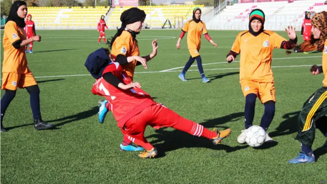 از میان تیم‌ها ده تیم برتر برای شرکت در لیگ برتر فوتبال دختران انتخاب خواهند شد. 