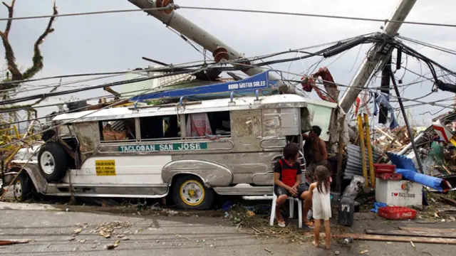 تشير تقديرات الصليب الأحمر الفلبيني أن 1200 شخص قتلوا جراء إعصار هايان
