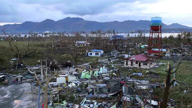 तूफ़ान के बाद फैला मलबा