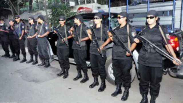 الشرطة تحاصر بيت زعيمة المعارضة خليدة ضياء. 