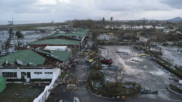 Tacloban'da sokaklarda yüzlerce cesedin olduğu belirtiliyor.