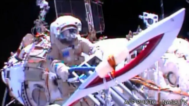 两名俄国宇航员进行索契冬奥会火炬传递