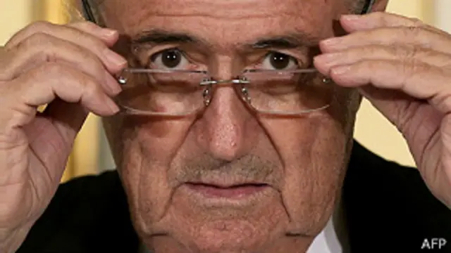 گذشتہ سال جون کے مہینے میں برازیل اور جاپان کے درمیان کھیلے جانے والے میچ کے دوران شائقین نے برازیل کی صدر روسیف اور فیفا کے سربراہ بلیٹر کا مذاق اڑایا تھا