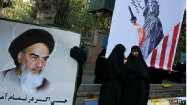 Ativistas fazem manifestação para marcar aniverário de invasão da embaixada americana (foto: Getty)