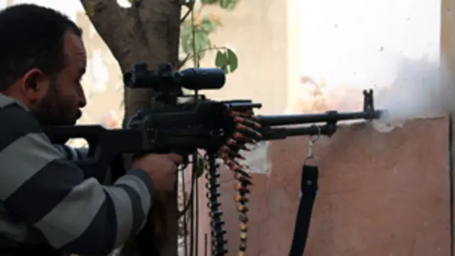 قال المرصد السوري ومقره بريطانيا إن الاشتباكات استمرت يوم السبت حول القاعدة