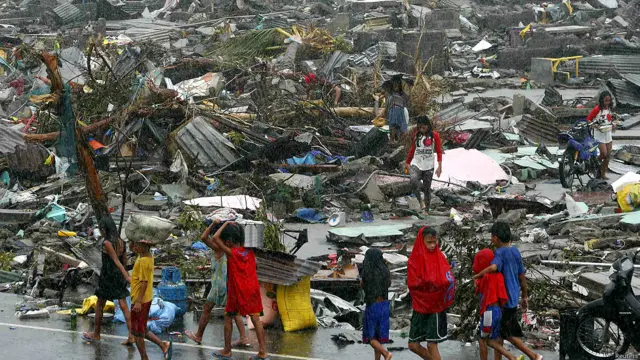 Tacloban havaalanının ağır hasar görmesi nedeniyle yardım örgütleri kente ulaşmakta güçlük çekiyor.
