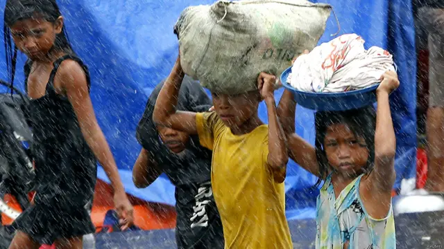Ülkenin doğu bölgelerini vuran ve tarihin en büyük kasırgalarından biri olduğu belirtilen Haiyan tayfunu Tacloban kentinde evleri, okulları ve bir havaalanını yerle bir etti. 