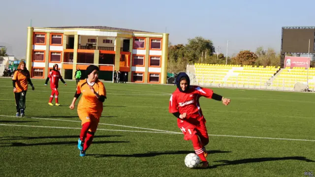 په دې سياليو کې یوازې د پلازمينې لوبډلې لوبيږي خو د افغانستان د فوټبال د فدراسيون مرستيال یوسف کارګر وايي پلازمینه ښه ده خو په ولايتونو کې په دې نه توانيږي چې د نجونو لوبډلې جوړې کړي