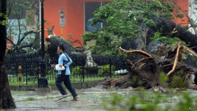 台风海燕吹袭下的宿雾