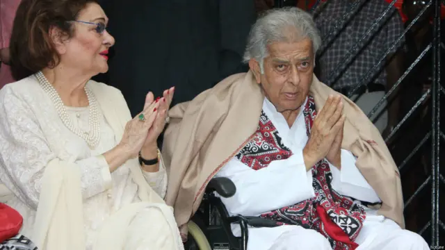 اپنے دور کے مشہور اداکار ششی کپور کے ہاتھ کے نشان کی ایک ٹائل جاری کی گئی۔