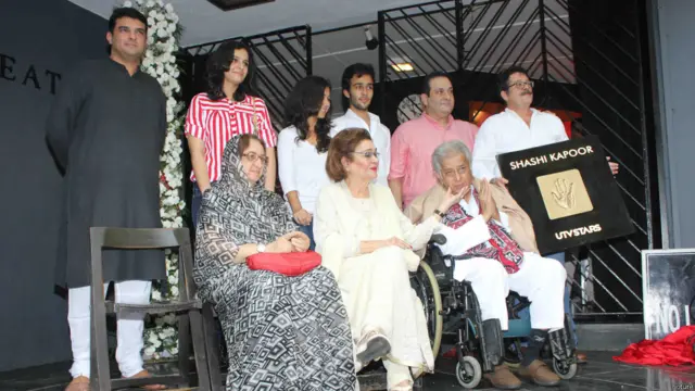 اس موقعے پر ان کے ساتھ راج کپور کی اہلیہ کرشنا راج کپور بھی شامل ہوئیں۔ ساتھ ہی راجیو کپور اور شمی کپور کی اہلیہ نیلا دیوی بھی موجود ہیں۔