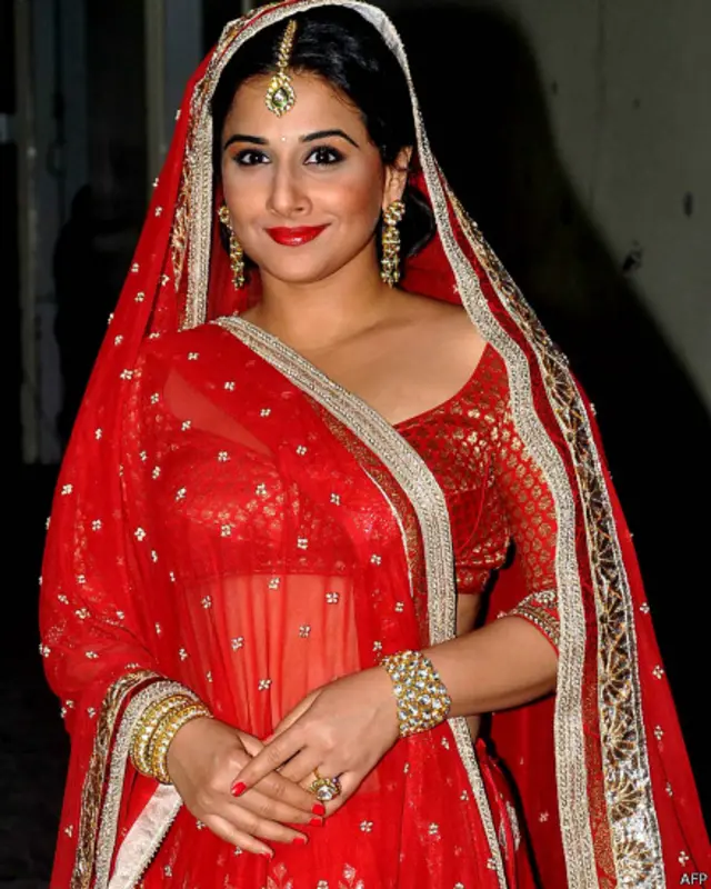 اداکارہ ودیا بالن روایتی انداز کے لباس اور زیورات کے ساتھ ایک فوٹو شوٹ کے موقع پر۔