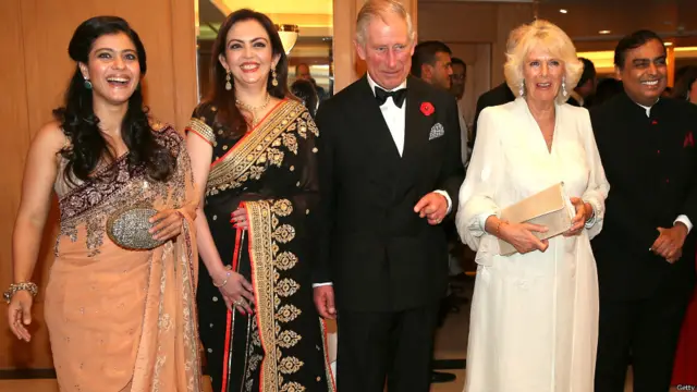 ممبئی میں پرنس چارلز اور ان کی اہلیہ نے ایک چیرٹی ڈنر میں شرکت کی اس موقعے پر اداکارہ کاجول، صنعت کار مکیش امبانی اور نیتا امبانی جیسی مشہور شخصیات بھی موجود تھیں۔ 