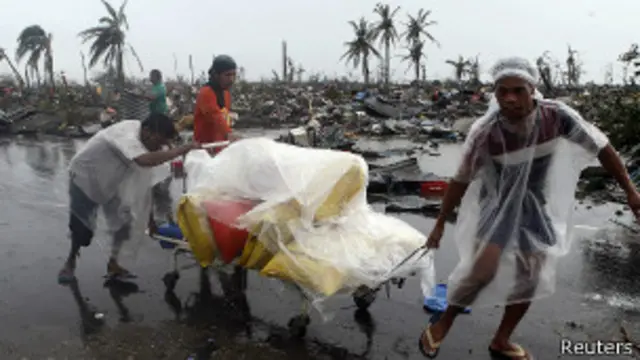 pessoas carregam mantimentos | Reuters