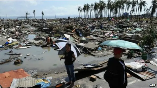 Rumah-rumah rata di sebagian besar kota. 