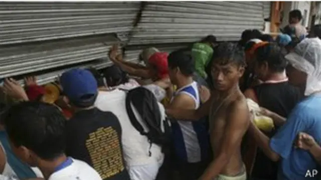 Gente tratando de ingresar a una tienda