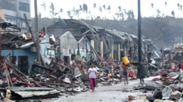 قال روبرت وينغفيلد هييز مراسل بي بي سي إن تاكلوبان تشهد دمارا تاما