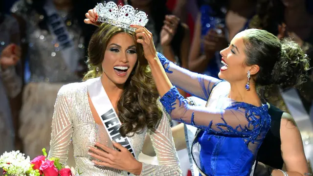 ووضعت ملكة جمال الكون السابقة الأمريكية أوليفيا كولبو التاج على رأس الملكة الجديدة التي انهمرت دموعها من الفرحة.