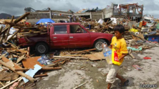 Разрушенный тайфуном город Таклобан