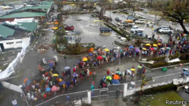 В разрушенном аэропорту Таклобана