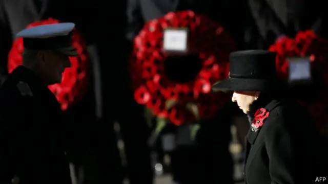 Королева возлагает венок