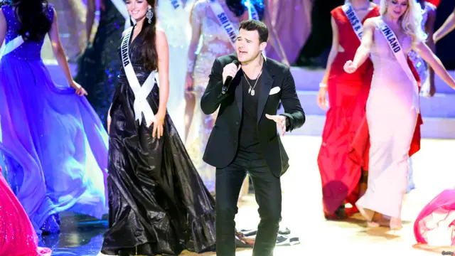 وغنى إمين في الحفل للملكات خلال استعراضهن بفساتين السهرة.