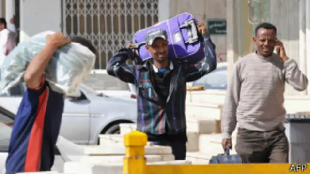 کئی غیر ملکی افرادن نے خکومت کی جانب سے دی ۔یی مہلت ختم ہونے سے پہلے ملک چھوڑ دیا