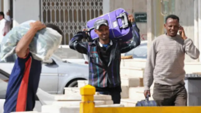 نئے سعودی قانون کے مطابق غیر قانونی طور پر ملک میں رہنے والے غیر ملکیوں کو تین نومبر تک کی مہلت دی گئی تھی