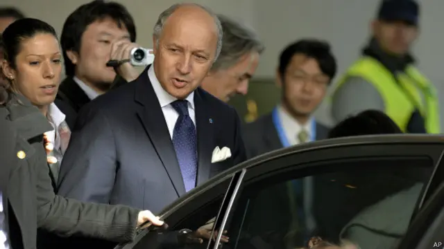 فرانسیسی وزیر خارجہ فیبیوس لوروں نے جواد ظریف اور کیتھرین ایشٹن کی پریس کانفرنس سے پہلے ہی ہوٹل کے باہر میڈیا کے نمائندوں سے بات کرنا شروع کر دی