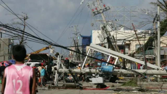 د امریکا پوځي الوتکې او بېړۍ د مرستې رسونې لپاره ګومارل شوې دي.