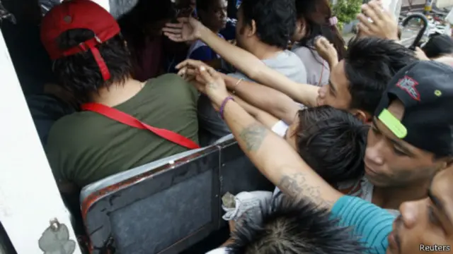 تلاش طوفان زدگان برای دریافت دارو و کمک