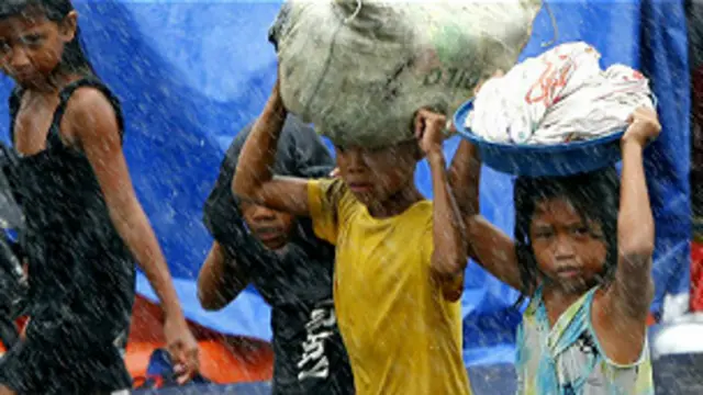 يعتقد أن عشرة آلاف شخص قتلوا في مدينة تاكلوبان والمئات في مناطق أخرى