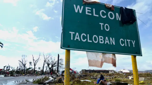 فلپائن میں حکام کا کہنا ہے کہ صرف ٹیکلوبان شہر سے ہی دس ہزار افراد کی ہلاکت کی اطلاعات ہیں لیکن ابھی تک ہلاکتوں کی تصدیق نہیں ہو سکی ہے۔ فلپائن میں امدادی ادارے ریڈ کراس نے صورتحال کو انتہائی ابتر قرار دیا ہے۔