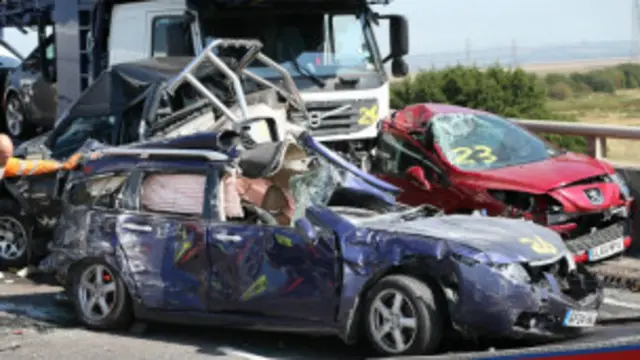 د بي بي سي د یو څیړنیز راپور له مخې چې شاوخوا درې میاشتې وړاندې خپور شو په تېر کال په افغانستان کې شاوخوا پنځه زره ترافیکي پیښې رامنځته شوې وې چې ډیرې یې په لوریو لارو کې وې.