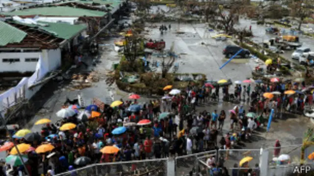 ریڈ کراس کے سربراہ کا کہنا ہے کہ اس وقت مکمل افراتفری کا عالم ہے لیکن امید ہے کہ جیسے جیسے امداد پہنچے گی حالات بہتر ہو جائیں گے۔