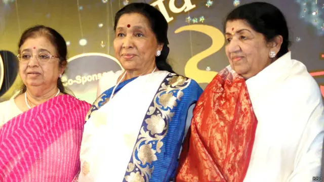 لتا منگیشکر اپنی بہنوں کے ہمراہ یہاں نظر آ رہی ہیں