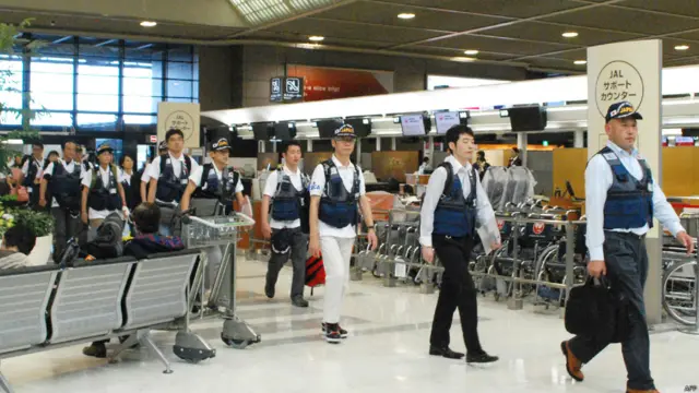 फिलीपींस रवाना होते जापानी राहत दल के सदस्य.