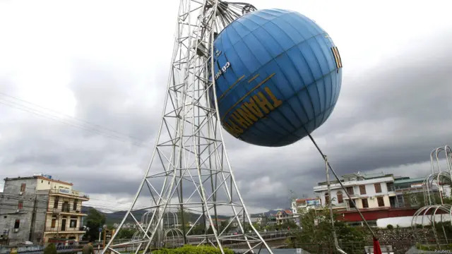 तूफ़ान की वजह से गिरा ग्लोब.