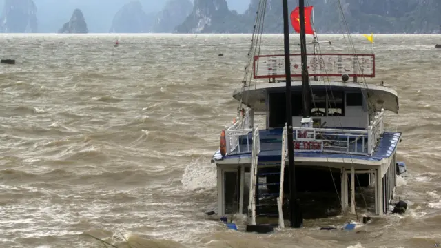 डूबती नौका.